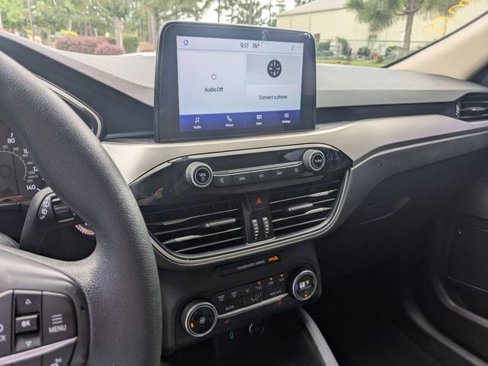 Used 2020 Ford Escape SE image 18