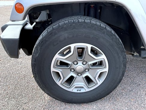 Used 2015 Jeep Wrangler Unlimited Rubicon w/ Connectivity Group image 22
