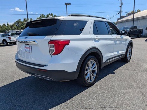 Used 2022 Ford Explorer XLT w/ Equipment Group 202A image 4