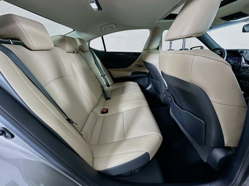 Used 2020 Lexus ES 300h w/ Premium Package image 31