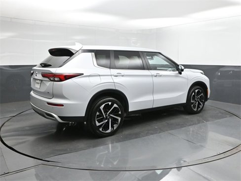 Used 2024 Mitsubishi Outlander SE image 15