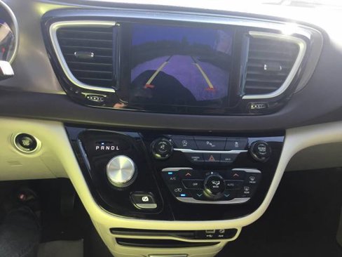 Used 2017 Chrysler Pacifica Touring-L image 18