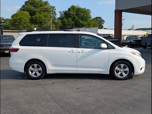Used 2016 Toyota Sienna LE image 4