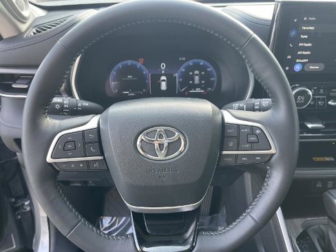 Used 2024 Toyota Highlander LE image 26
