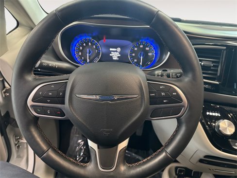 Used 2017 Chrysler Pacifica Touring-L Plus image 9