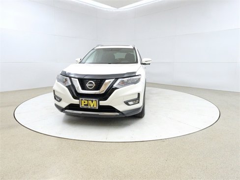Used 2017 Nissan Rogue SV image 2