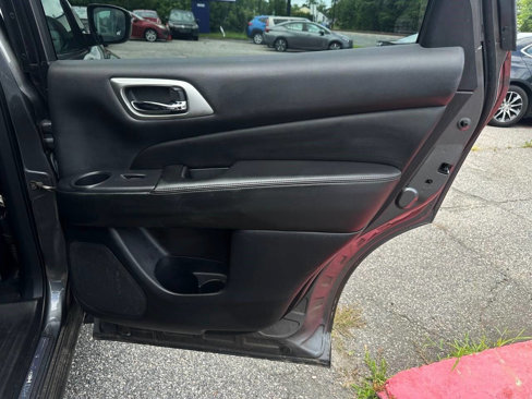 Used 2018 Nissan Pathfinder SV image 19