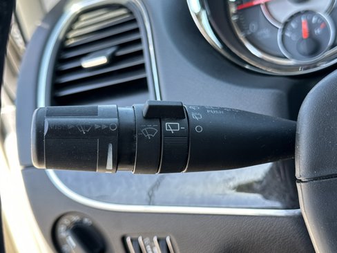 Used 2016 Chrysler Town & Country Touring-L image 13