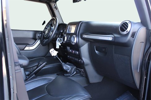 Used 2017 Jeep Wrangler Unlimited Sahara w/ Connectivity Group image 23