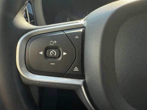 Used 2022 Volvo XC60 B5 Momentum w/ Advanced Package image 17