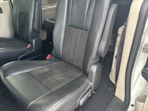 Used 2019 Dodge Grand Caravan SXT image 16