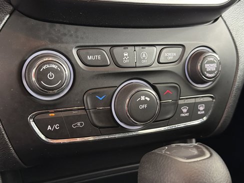 Used 2020 Jeep Cherokee Latitude image 28