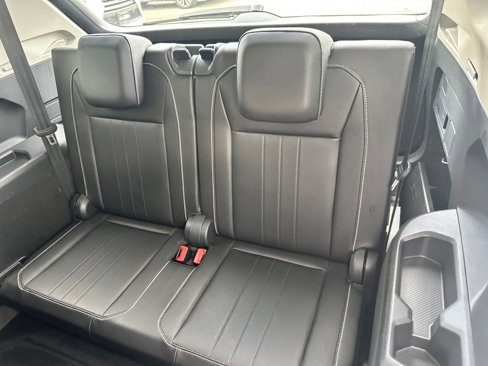 Used 2024 Volkswagen Tiguan SE image 11
