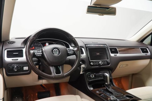 Used 2015 Volkswagen Touareg TDI image 5