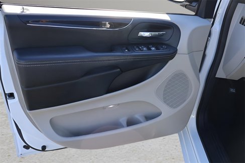 Used 2017 Dodge Grand Caravan SXT image 12