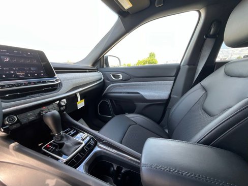 New 2025 Jeep Compass Latitude image 33