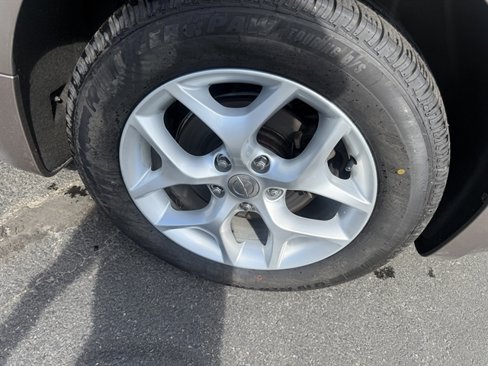 Used 2017 Chrysler Pacifica Touring-L w/ Tire & Wheel Group image 12
