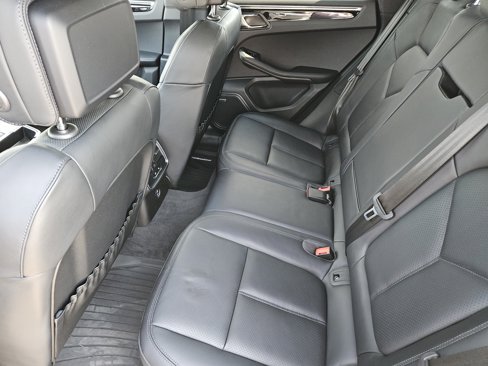 Certified 2025 Porsche Macan Turbo image 29