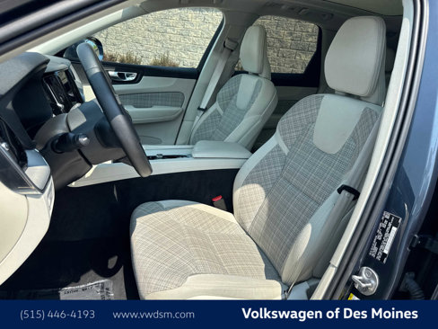 Used 2022 Volvo XC60 B5 Momentum image 11