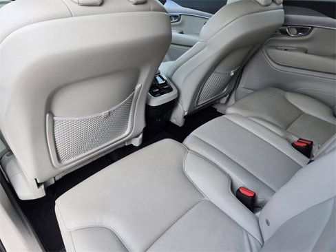 Used 2022 Volvo XC90 T5 Momentum w/ Climate Package image 32