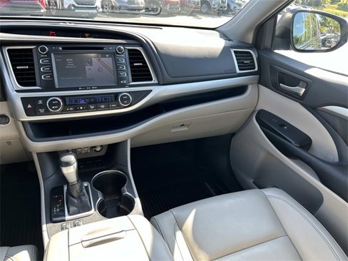 Used 2019 Toyota Highlander XLE image 18