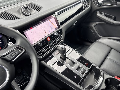 Certified 2025 Porsche Macan image 15