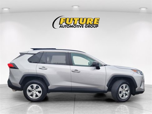 Used 2021 Toyota RAV4 LE image 3