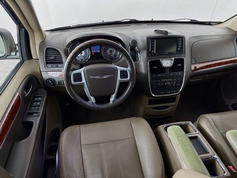 Used 2013 Chrysler Town & Country Touring image 19