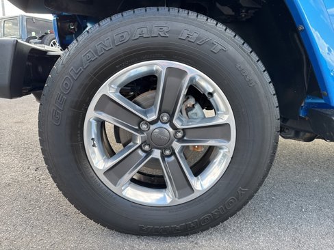 Used 2015 Jeep Wrangler Unlimited Sahara w/ Connectivity Group image 14