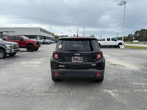 Used 2018 Jeep Renegade Latitude w/ Popular Equipment Group image 4