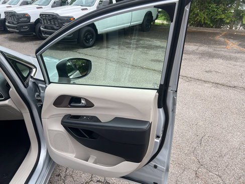 Used 2023 Chrysler Voyager LX image 17