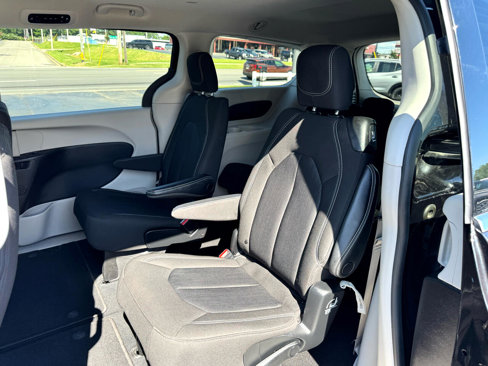 Used 2023 Chrysler Voyager LX image 15