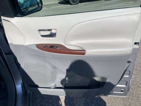 Used 2011 Toyota Sienna XLE image 28