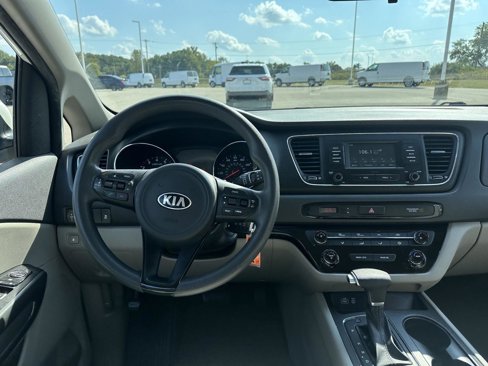 Used 2018 Kia Sedona L image 18