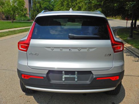 Used 2025 Volvo XC40 B5 Plus image 9