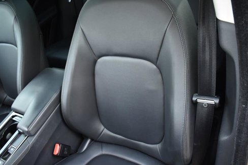 Used 2018 Jaguar F-PACE Premium image 33