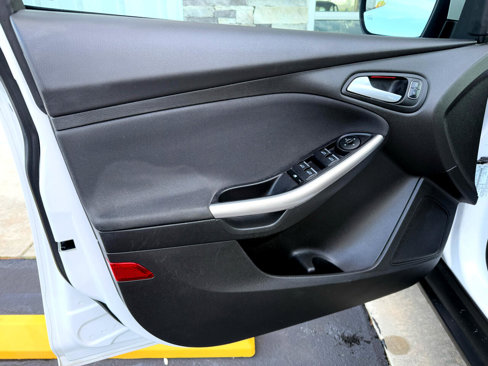 Used 2015 Ford Focus Titanium image 8