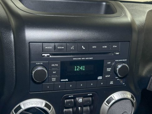 Used 2017 Jeep Wrangler Unlimited Rubicon w/ Connectivity Group image 35