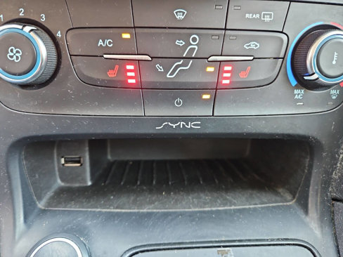 Used 2015 Ford Focus SE w/ SE Sport Package image 29