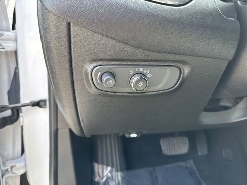 Used 2022 Chevrolet Equinox LS w/ LS Convenience Package image 16