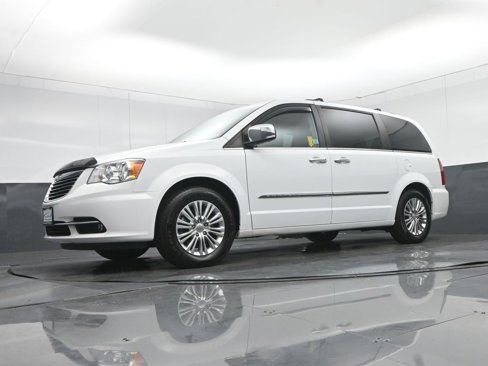 Used 2015 Chrysler Town & Country Touring-L w/ Driver Convenience Group image 70