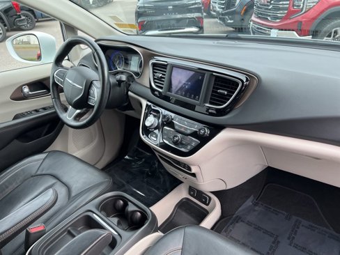 Used 2019 Chrysler Pacifica Touring-L image 32