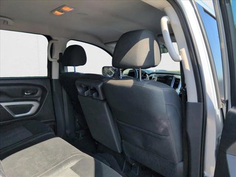 Used 2019 Nissan Titan SV image 19