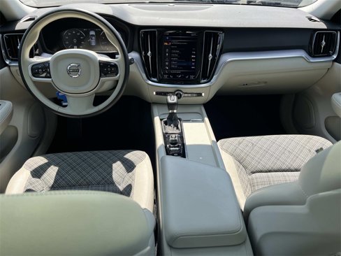 Used 2020 Volvo V60 T5 Momentum image 16
