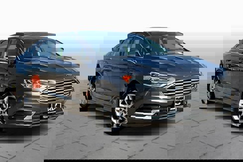 Used 2018 Ford Fusion SE w/ Fusion SE Technology Package image 2