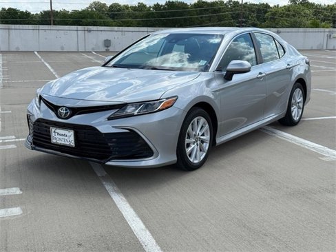 Used 2022 Toyota Camry LE image 7