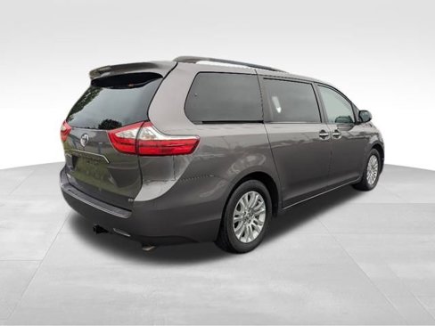 Used 2016 Toyota Sienna XLE image 25