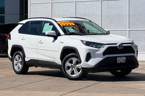 Used 2020 Toyota RAV4 LE image 2