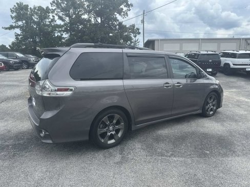 Used 2016 Toyota Sienna SE Premium image 5