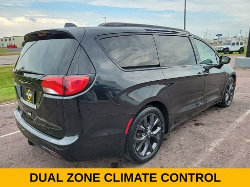 Used 2018 Chrysler Pacifica Limited image 7